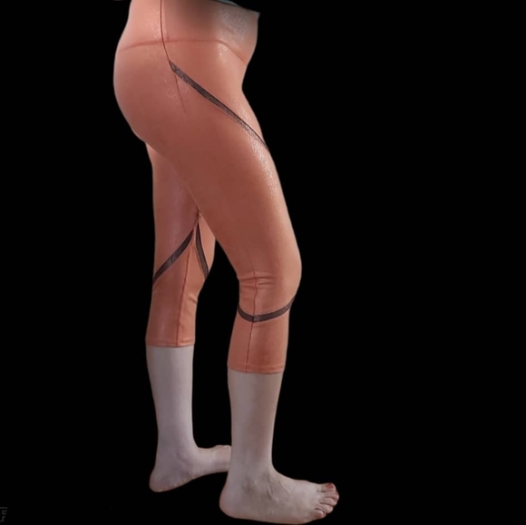 ALO Yoga whisper Capri legging . - Picture 5 of 16